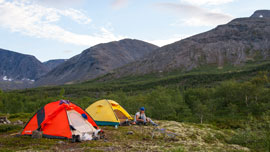 Вечер длинного и трудного дня, группа отдыхает в палатках 