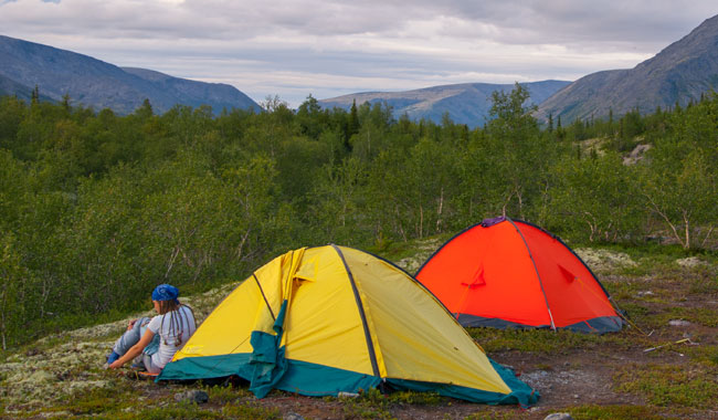 Палатки в походе