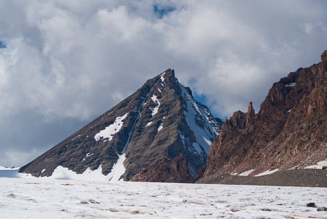 Пирамида на краю ледника Плоского