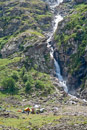 Лагерь группы у водопада в долине Ашутер 